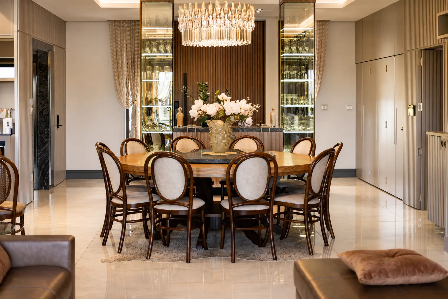 Sala De Jantar, Com Móveis Modernos Deixando O Ambiente Luxuoso E Agradável.